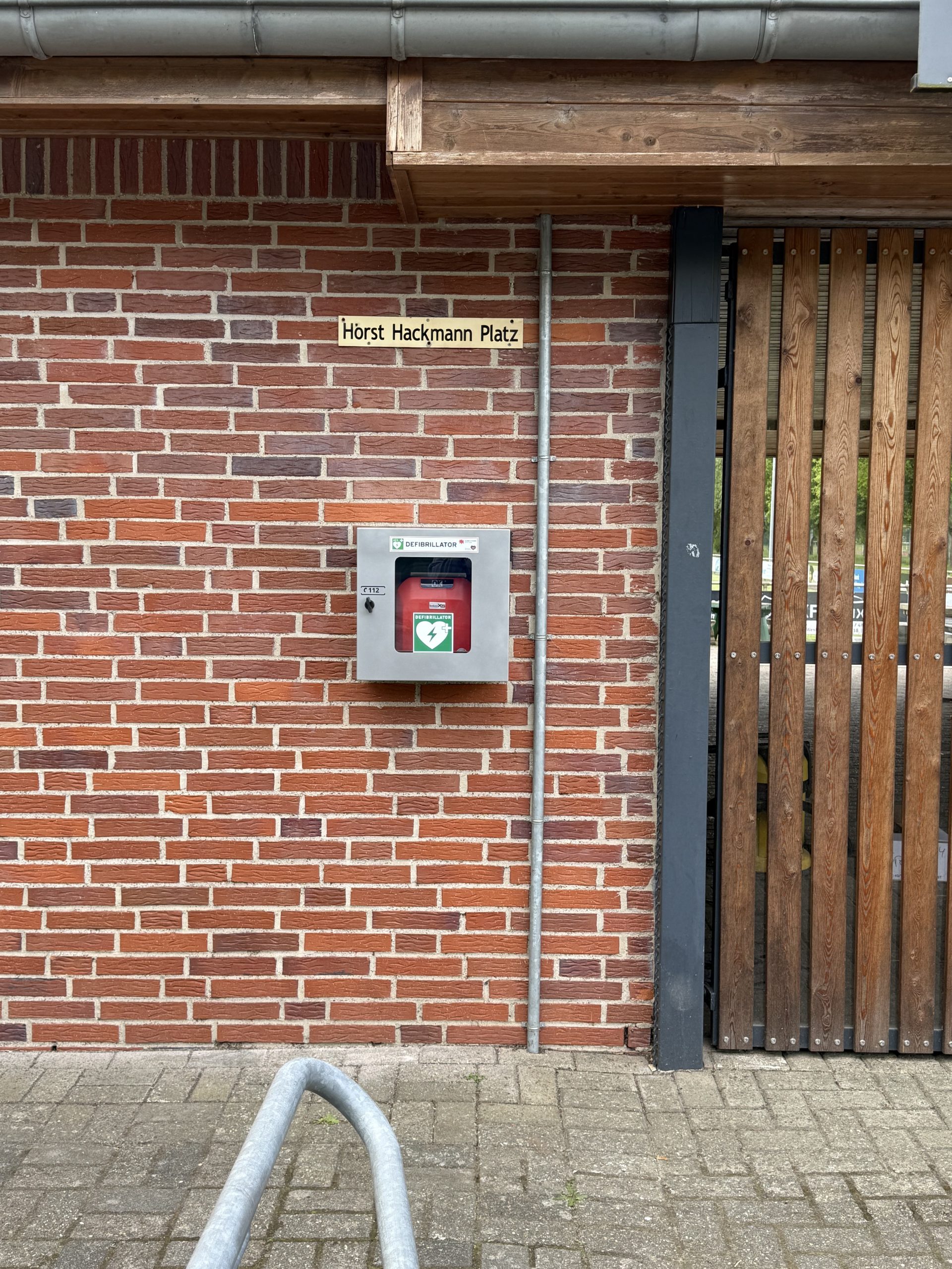 LEBENSRETTER AM SPORTPLATZ: SC HALEN INSTALLIERT AED